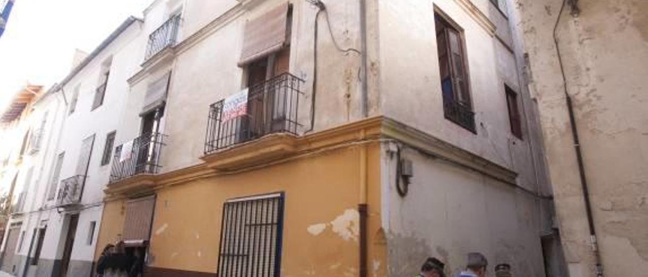 Xàtiva desaloja a dos familias de una casa de la calle Roca por riesgo de derrumbe