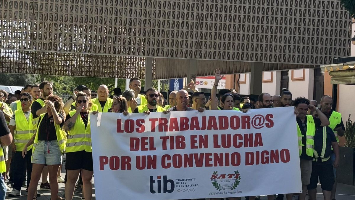 Manifestantes en el primer día de huelga del TIB