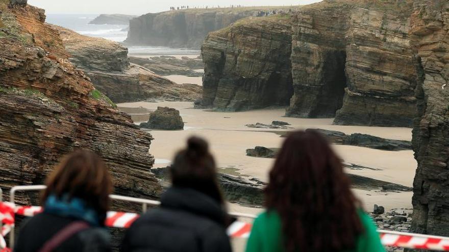 La playa de Las Catedrales, cerrada.