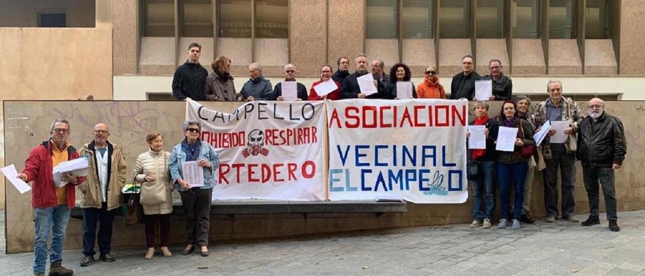 Los vecinos en València para entregar este lunes 1.360 alegaciones contra la ampliación del vertedero