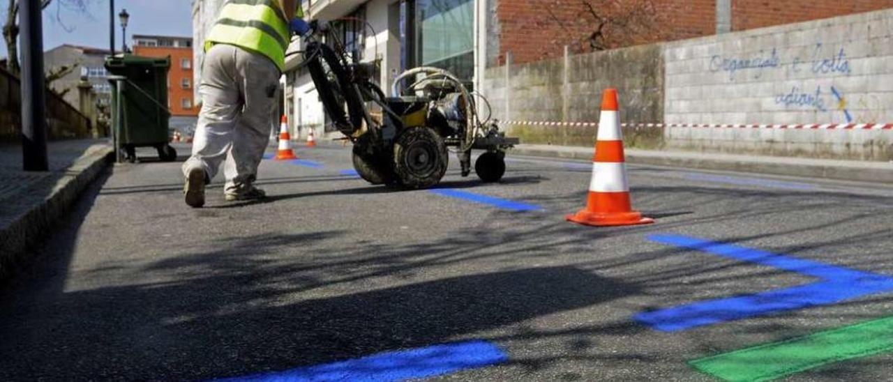 La zona azul y verde volverán a ser pintadas, priorizando las calles con cambios. // Bernabé/Javier Lalín