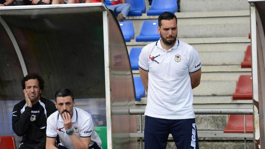 Hernán Pérez, de pie, junto a su cuerpo técnico: Álvaro Vázquez (preparador físico) y Clemente Sánchez (segundo entrenador).