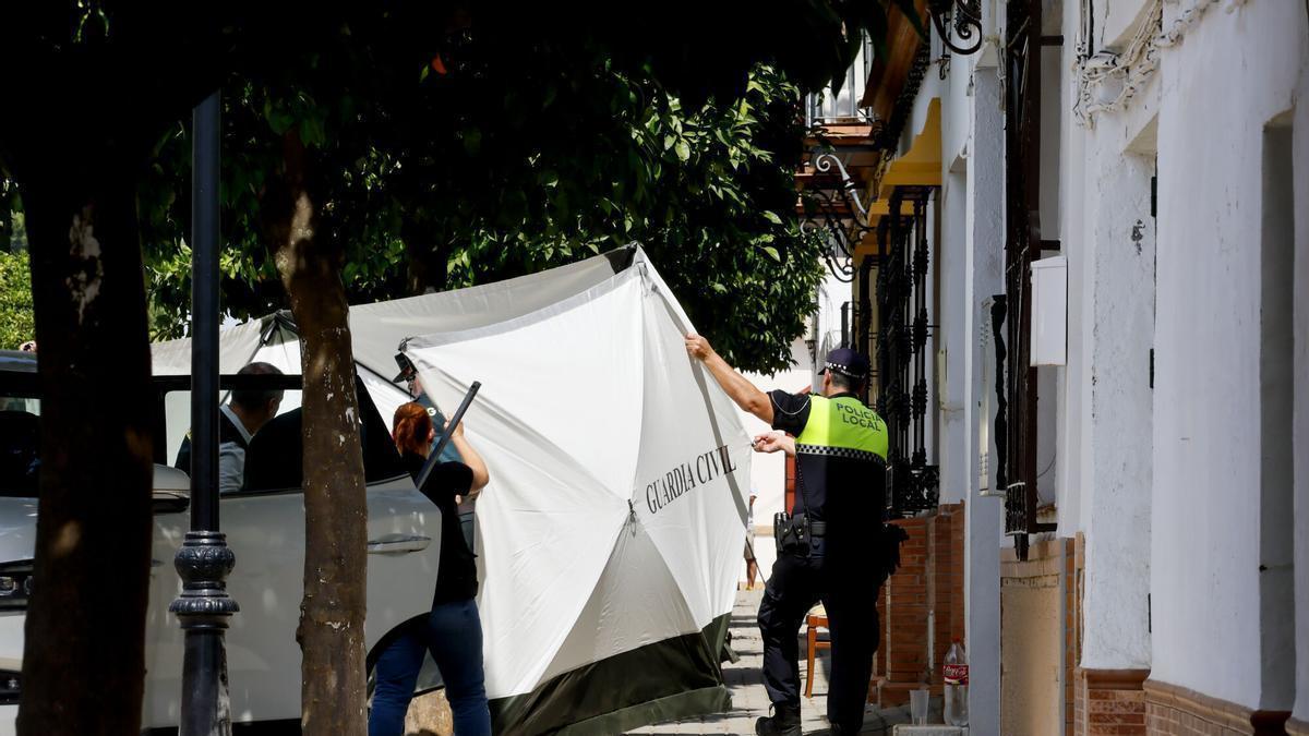 La Guardia Civil busca pruebas en la vivienda de Gerena donde un padre mató a su hija