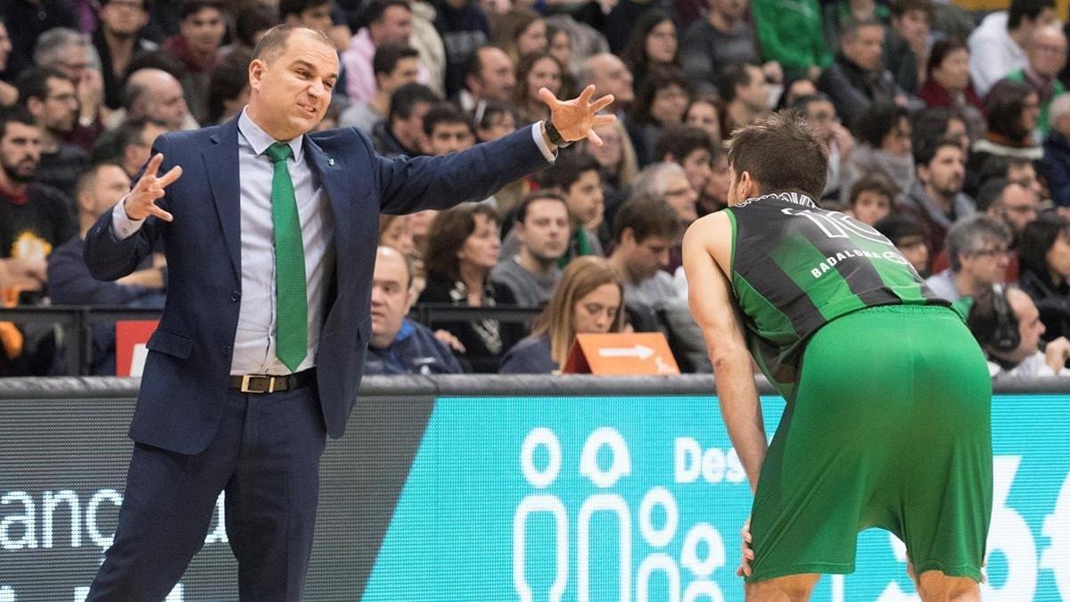 El entrenador del Joventut, Carles Duran, da instrucciones a Nico Laprovittola.