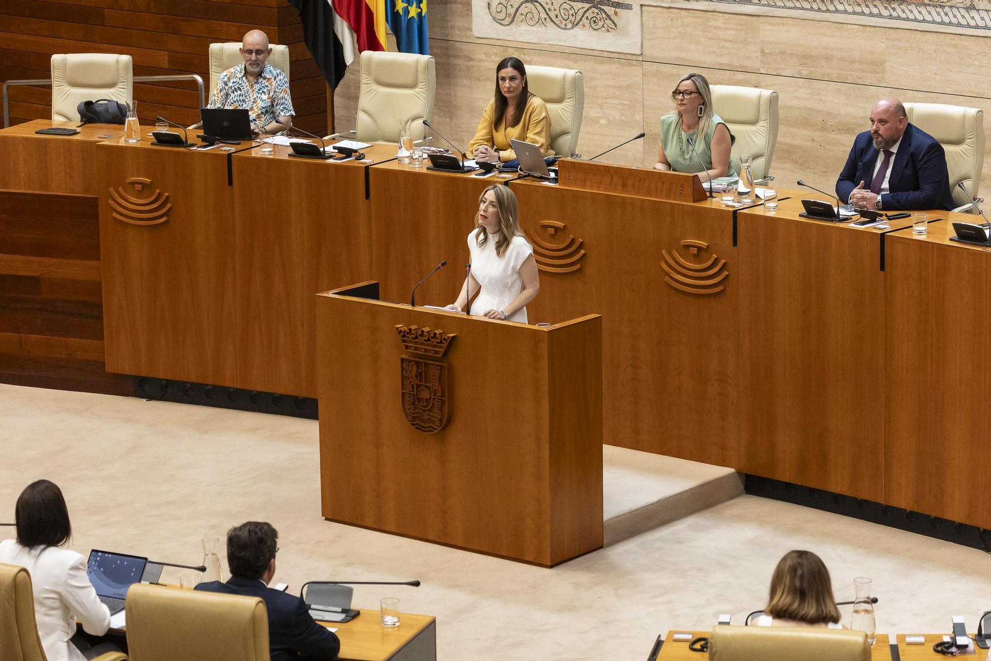 Las imágenes del primer debate de estado de la región de María Guardiola