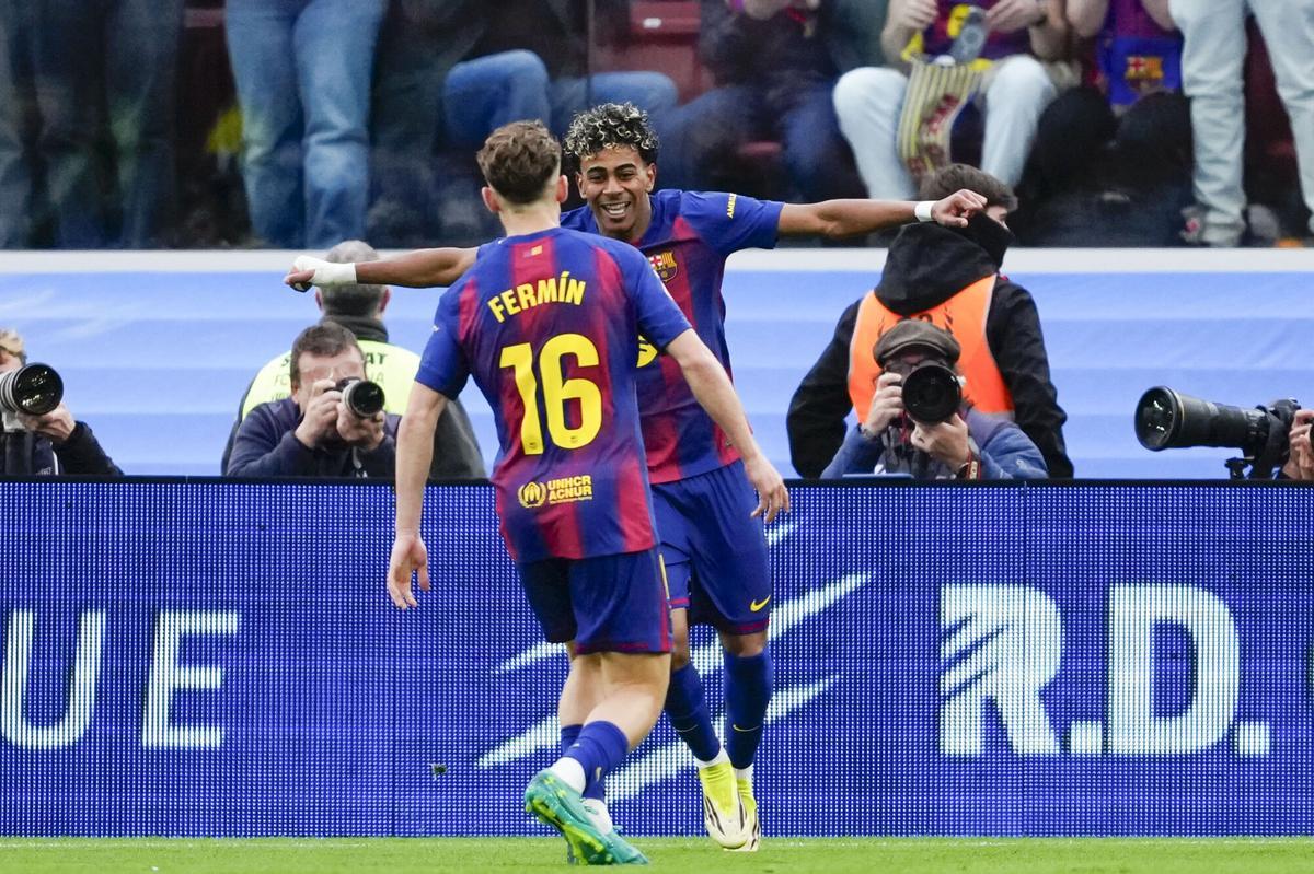 Lamine celebra su primer gol contra el Villarreal con Fermín