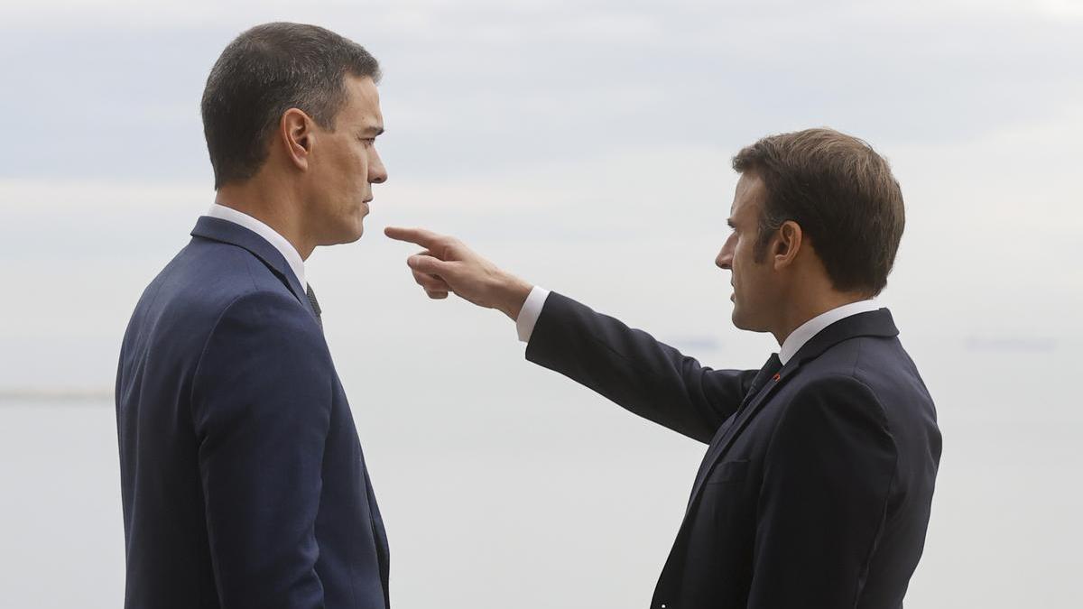 Los presidentes de Gobierno de España, Pedro Sanchez (izq) y Francia, Emmanuel Macron.