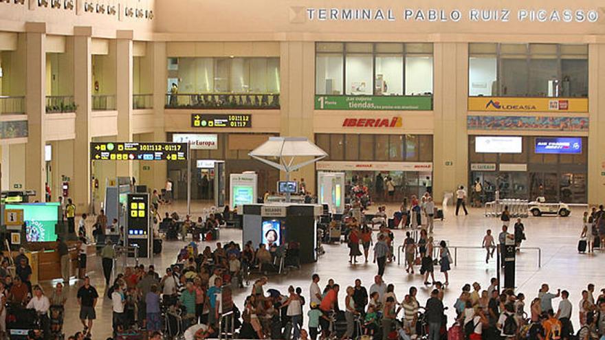 Bajada. Viajeros en la terminal del Aeropuerto de Málaga.