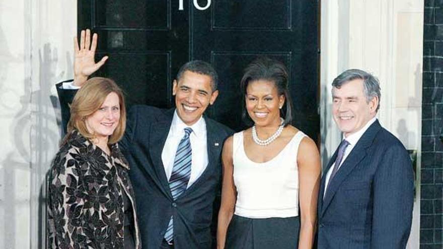 El matrimonio Obama entre Sarah y Gordon Brown, antes de la cena de gala en Downing St.