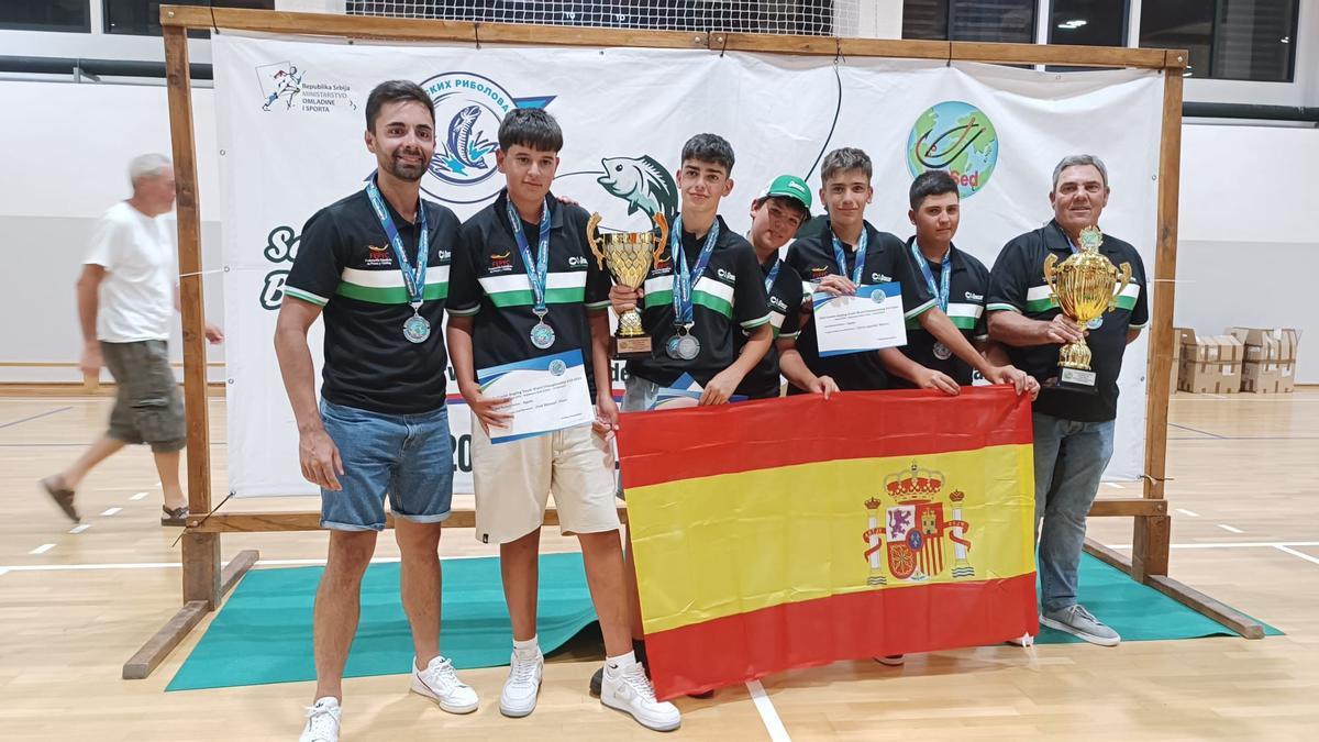 Equipo español con la presencia de dos pescadores extremeños.