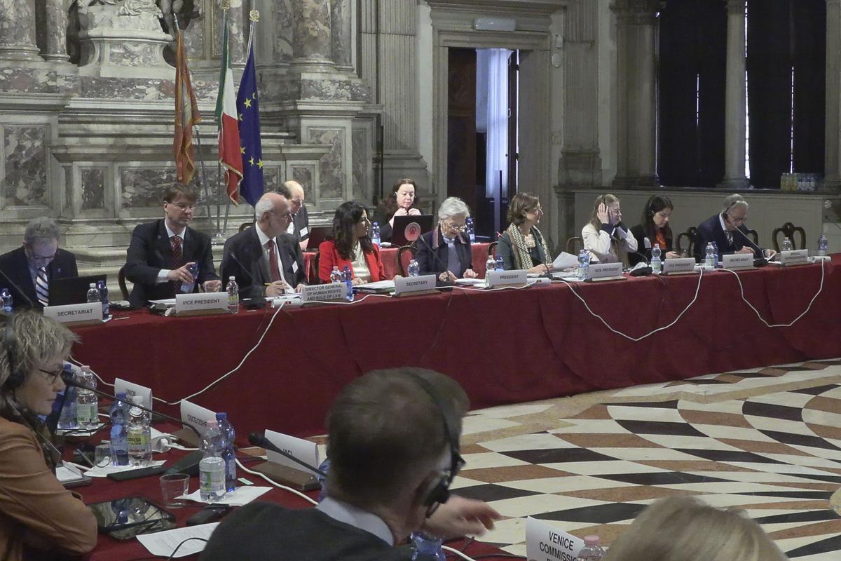 VENECIA, 15/03/2024.- Reunión de la Comisión de Venecia, un organismo consultivo del Consejo de Europa, que aprobará este viernes su dictamen final sobre la ley de amnistía para los independentistas catalanes, tras un primer borrador que tuvo diferentes lecturas por parte del Gobierno y el Partido Popular y después de que el pleno del Congreso haya dado el visto bueno a la norma antes de su paso al Senado. EFE/ Enrique Del Viso