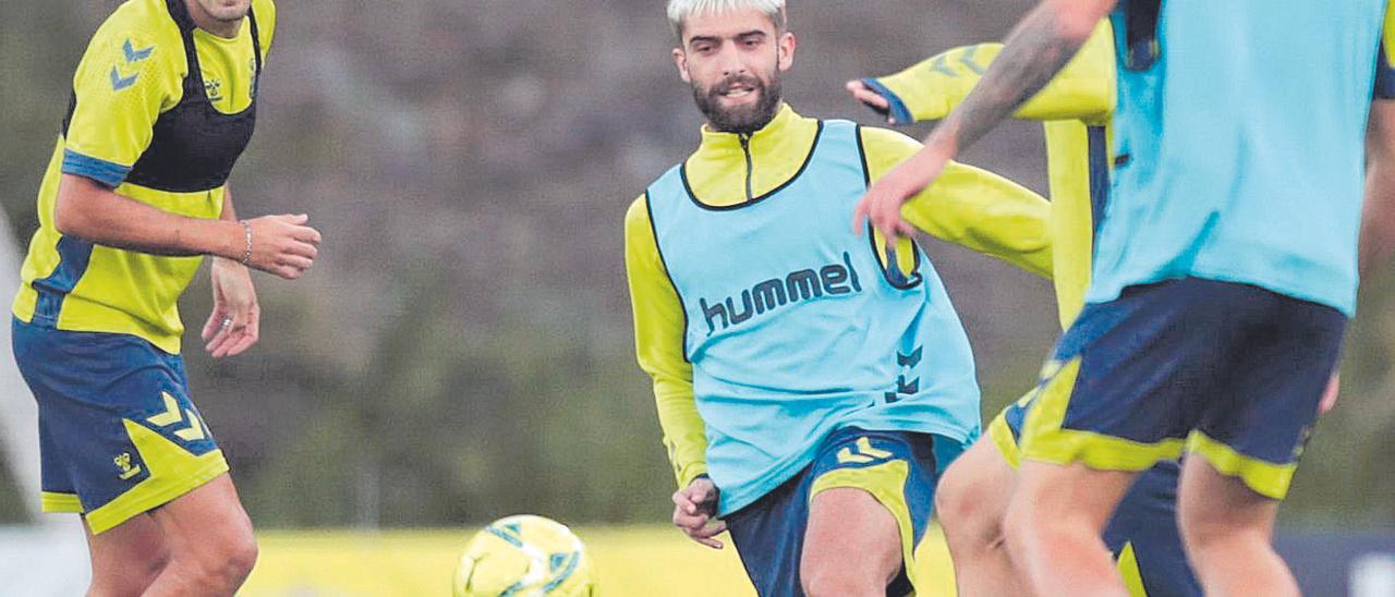 Pejiño -en el centro, con peto azul-, en acción durante uno de los entrenamientos del lunes en Barranco Seco.