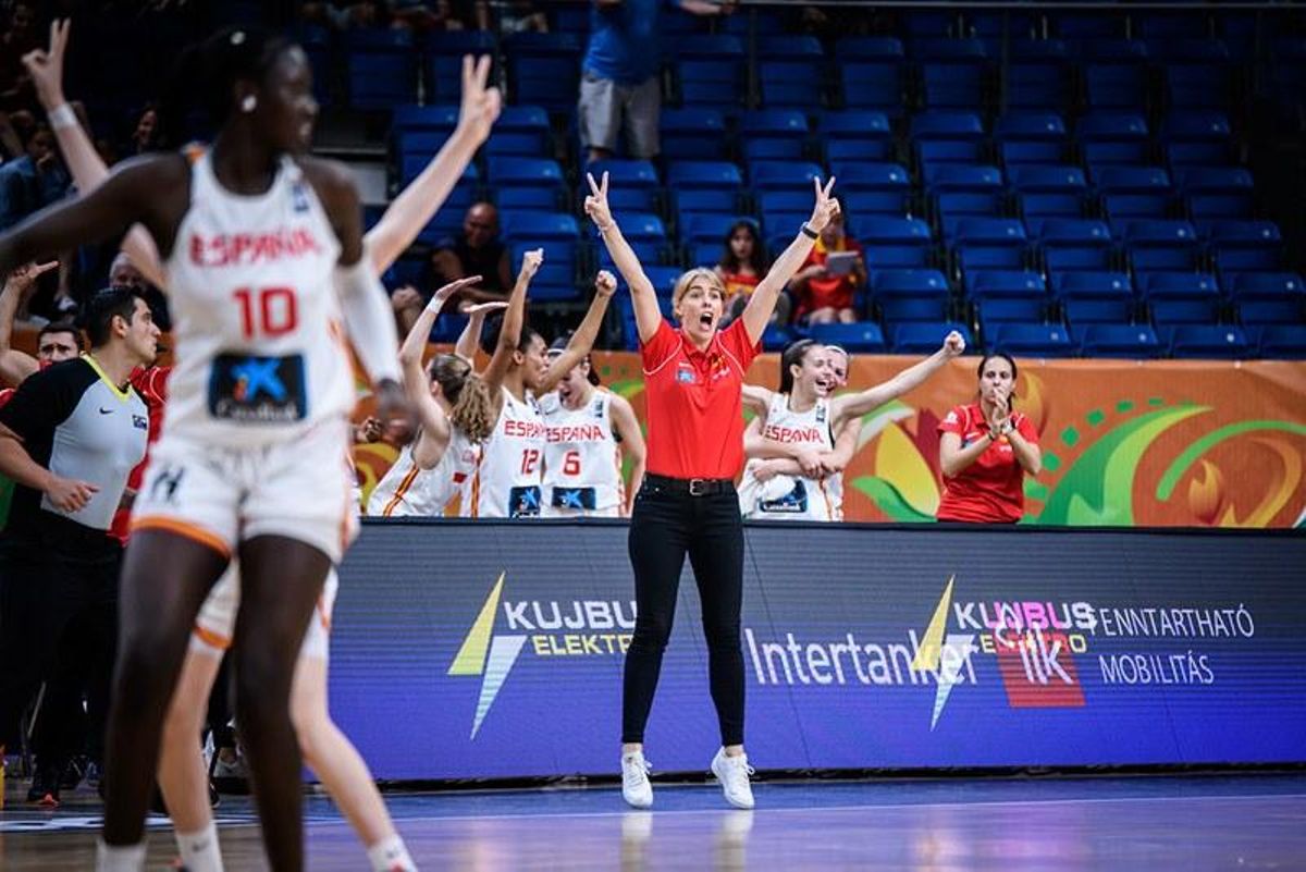 Cristina Cantero festeja la clasificación del combinado sub 17 para la final tras superar a Francia.