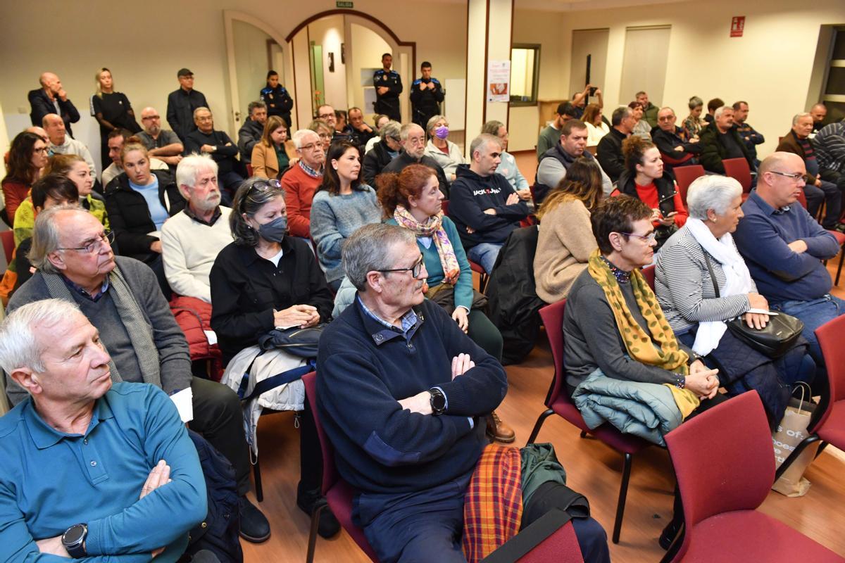 Público en el pleno de ayer en Sada