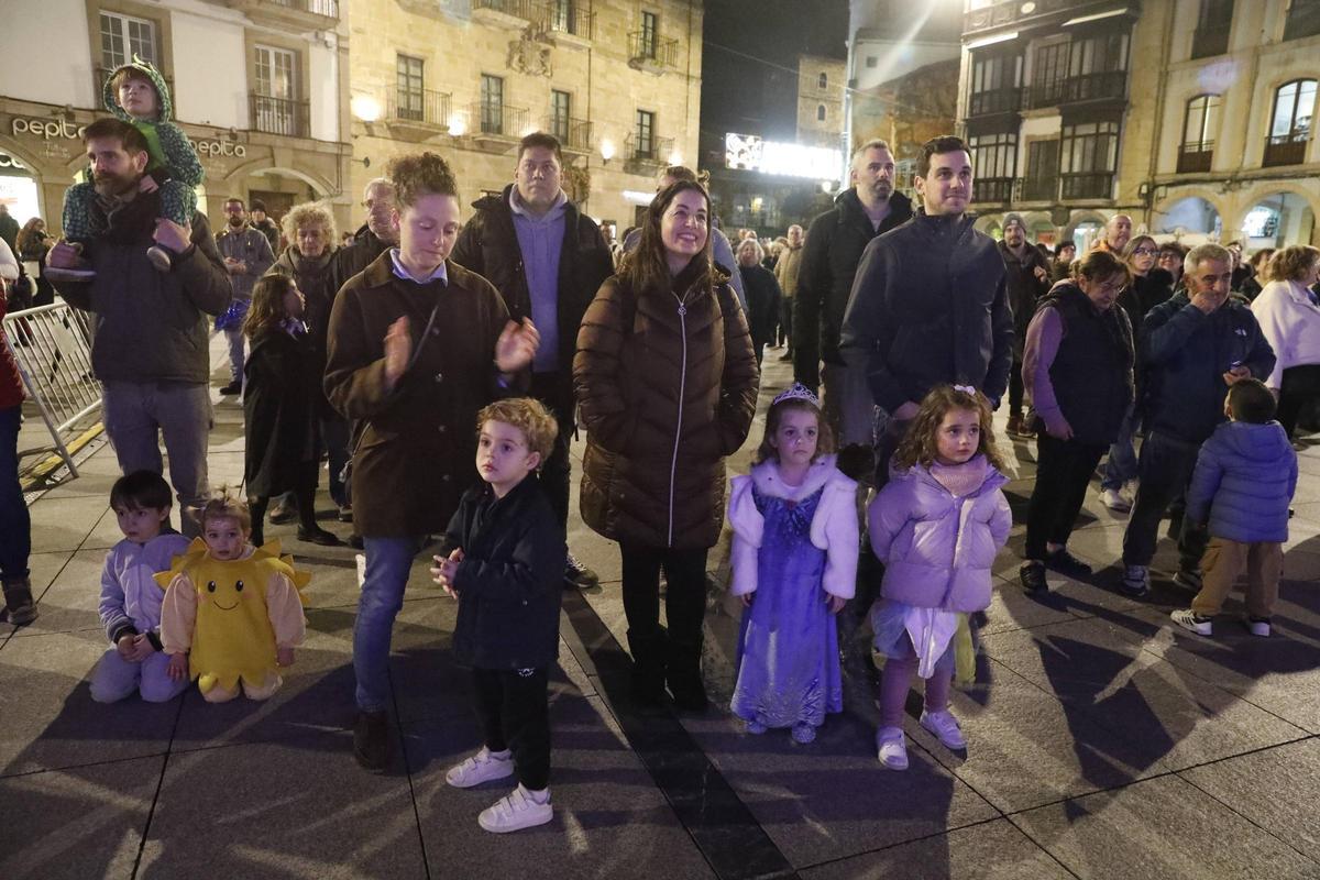 EN IMÁGENES: Las Comadres de Avilés sacan la fiesta a la calle