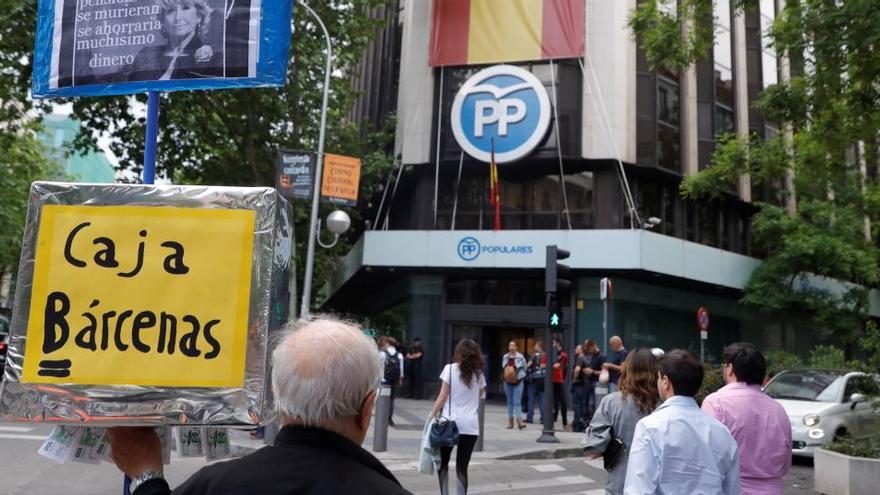 Una protesta frente a la sede del PP en la calle Génova de Madrid.