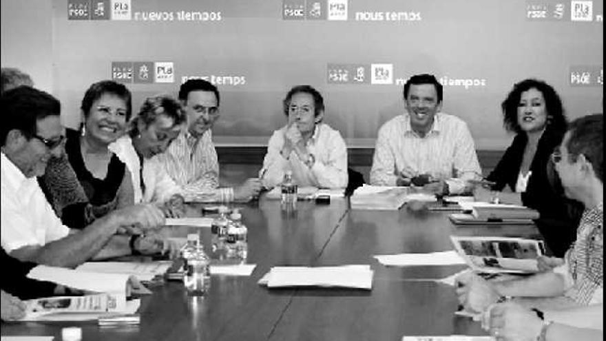 El grupo

 parlamentario socialista se reunión ayer para preparar las principales iniciativas del nuevo curso político