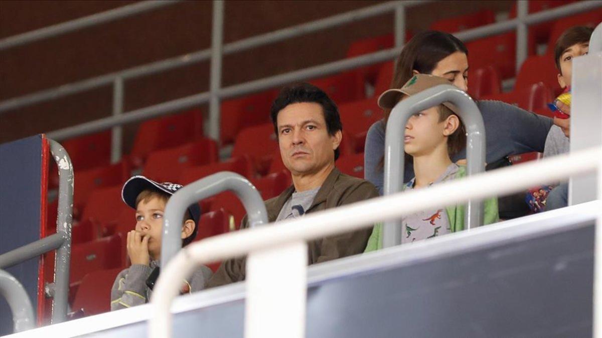 Litmanen con sus dos hijos presenciando el Barça - Voltregà