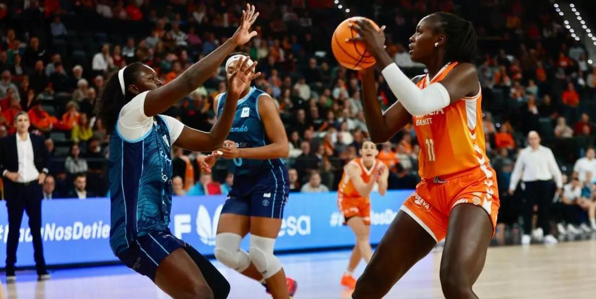 Awa Fam (16 puntos) fue la gran referencia ofensiva de las valencianas