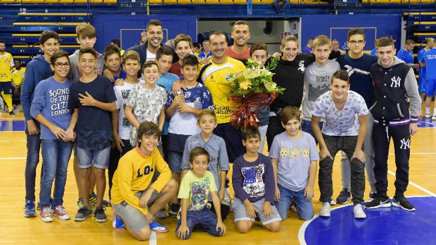 Caluroso homenaje a Néstor por sus 14 campañas en el Gáldar