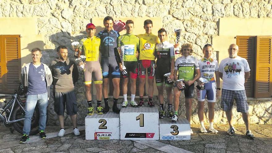 Podio final de la XIII Challenge de Tardor con Joan Ruiz con el maillot amarillo de vencedor final.