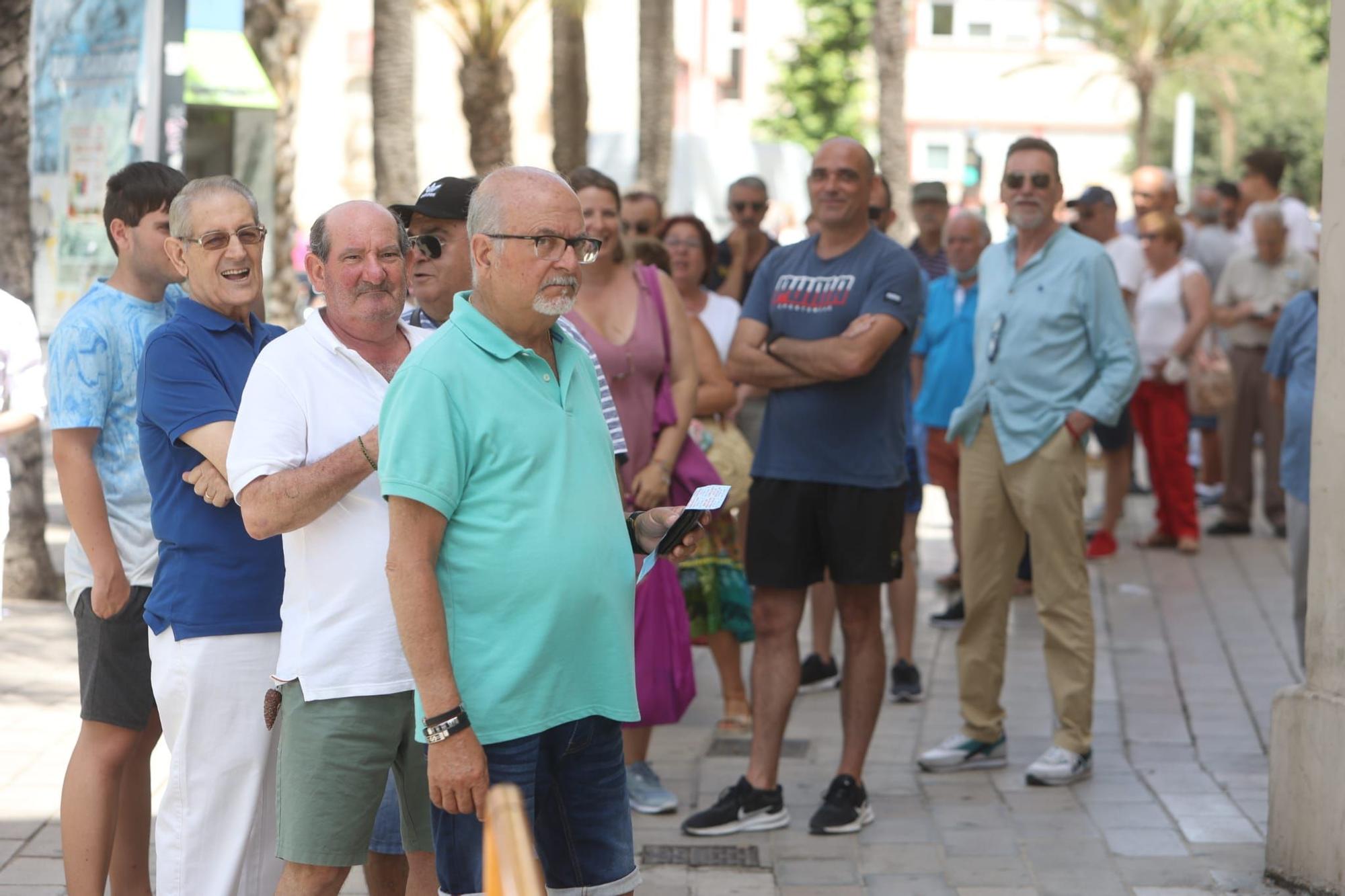 Colas para comprar entradas de la Feria taurina en la plaza de toros de Alicante