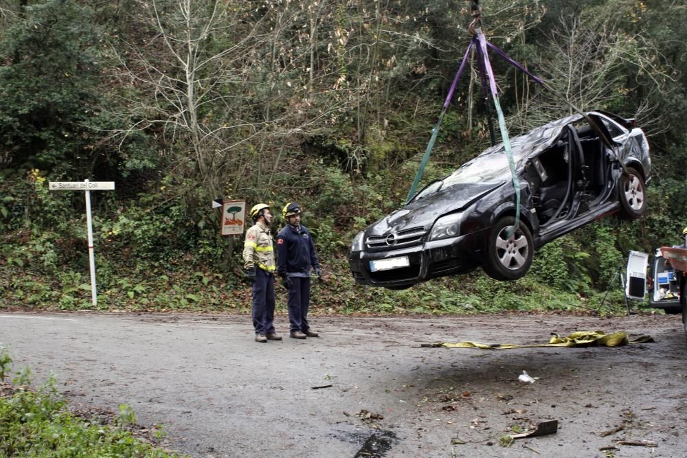 Retiren el vehicle accidentat en una pista forestal de Susqueda