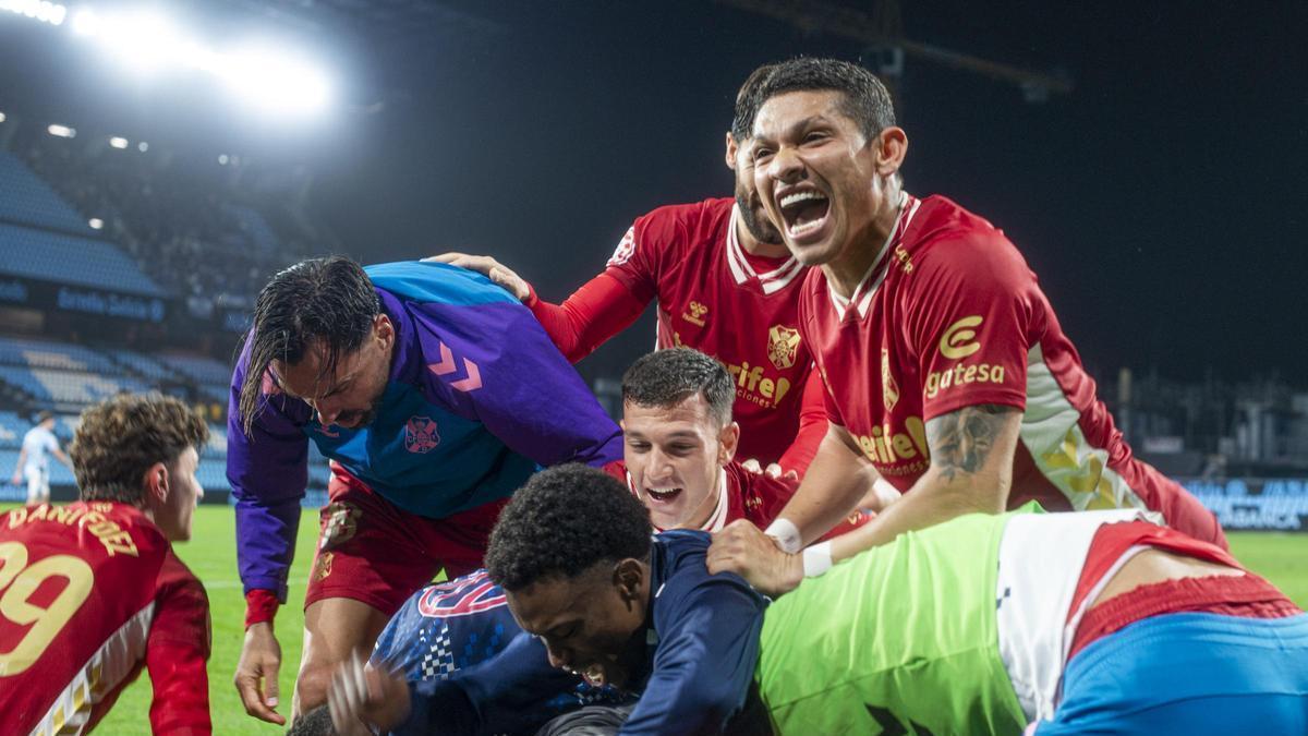 Los futbolistas del CD Tenerife celebran el gol del empate.