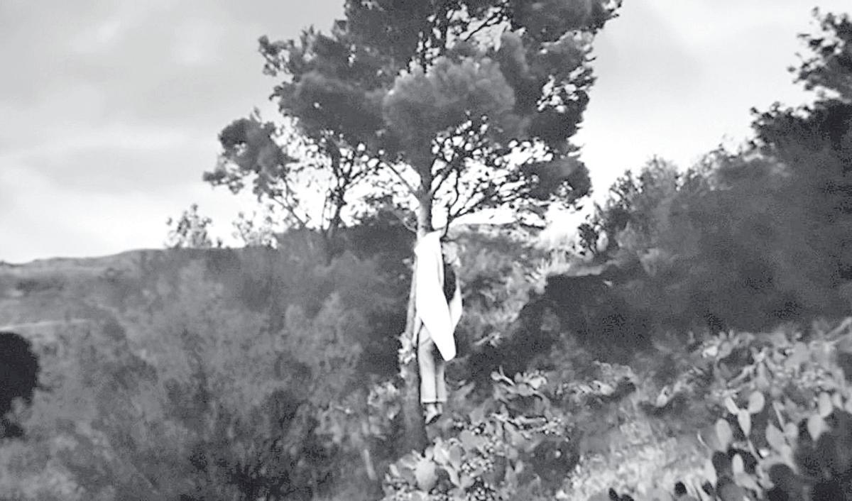 El cadàver d'Evi Rauter tal com va ser trobar a Portbou el 4 de setembre del 1990, penjat d’un arbre.