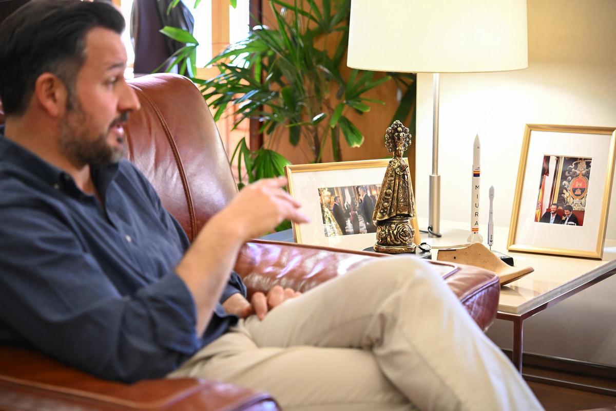 El regidor ilicitano, Pablo Ruz, en un momento de la entrevista en el Ayuntamiento de Elche.