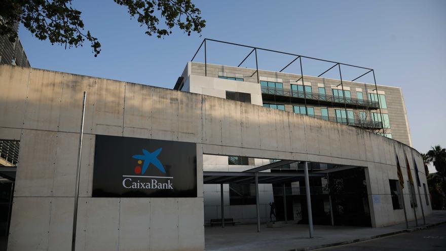 CaixaBank cuelga su logo en Son Fuster tras la absorción de Bankia