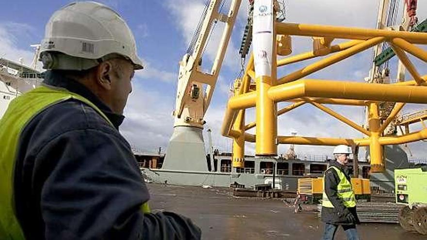 Trabajos de carga de una pieza eólico-marina en el Puerto de Avilés.