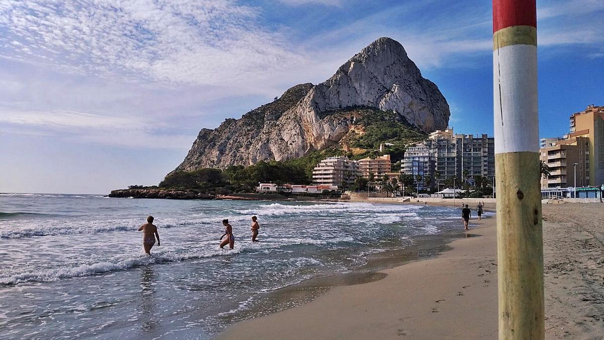 El Penyal d’Ifac, en una imagen tomada
desde la playa de la Fossa.  | C. L