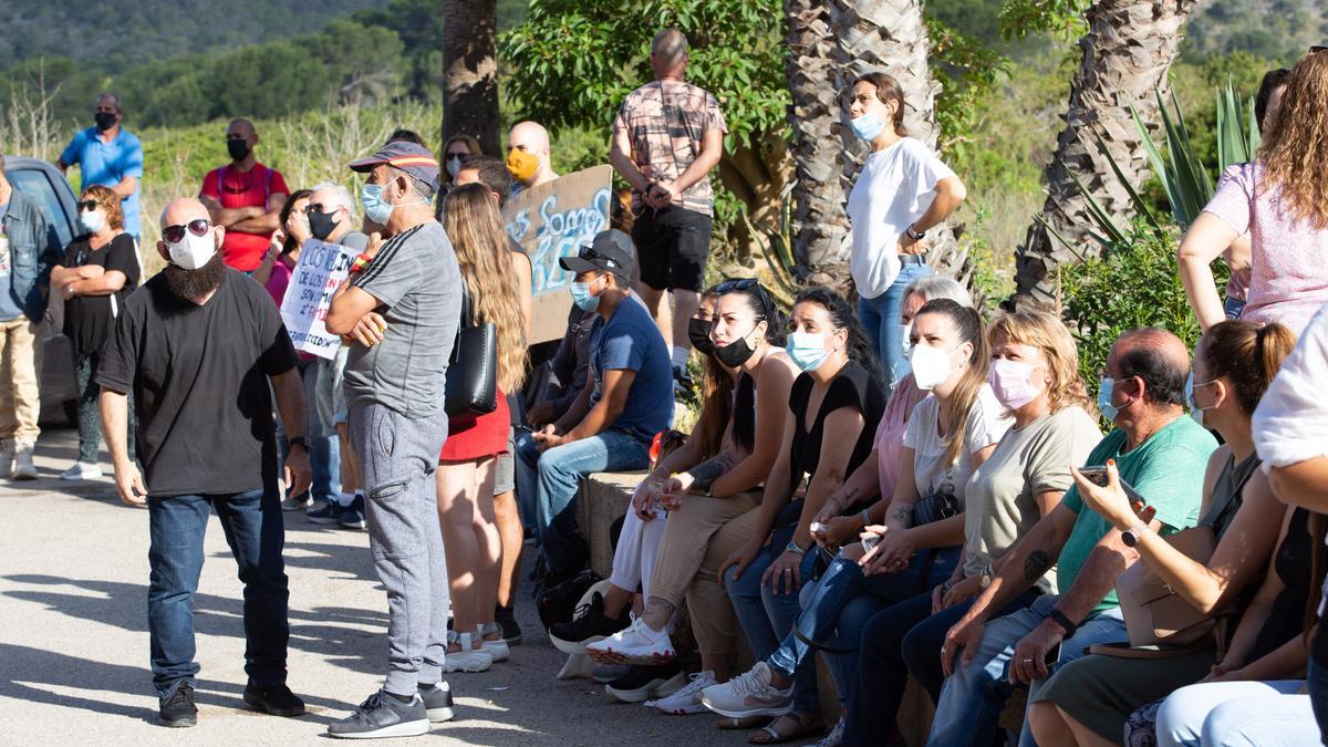 Un grupo de gente reunida en apoyo a los vecinos.