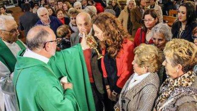 La reliquia llegó ayer a la parroquia, donde los files pudieron besar la pieza y contemplarla de cerca, antes de quedar expuesta.