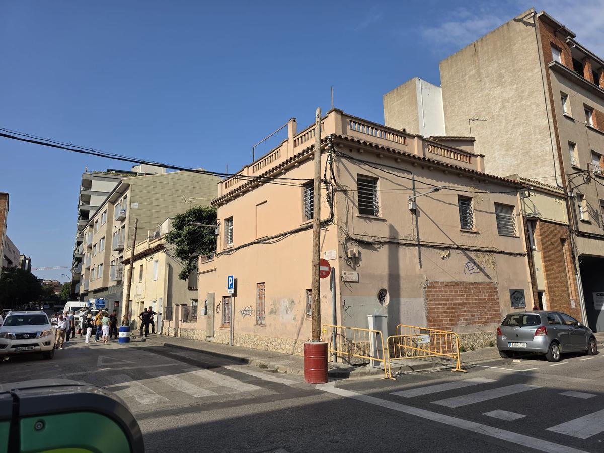 Les imatges de l'enderroc de diversos immobles al carrer Universitat de Cervera de Girona