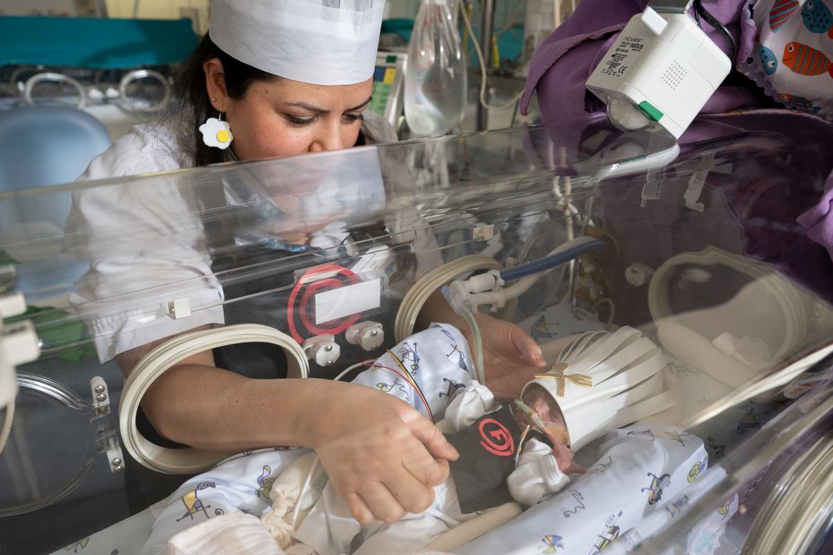 Los bebés ingresados en la UCI neonatal del Clínic se convierten en pequeños cocineros por Carnaval