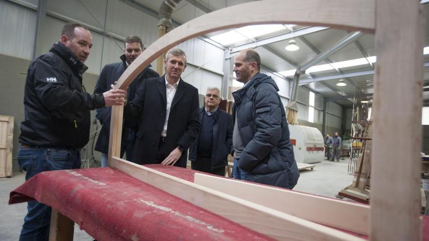 El vicepresidente de la Xunta, Alfonso Rueda, esta mañana en Estelar con el alcalde, dos propietarios de la firma y el director de obra. // Bernabé / Cris M.V.