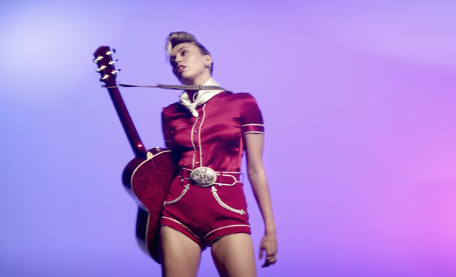Miley Cyrus con shorts estilo country