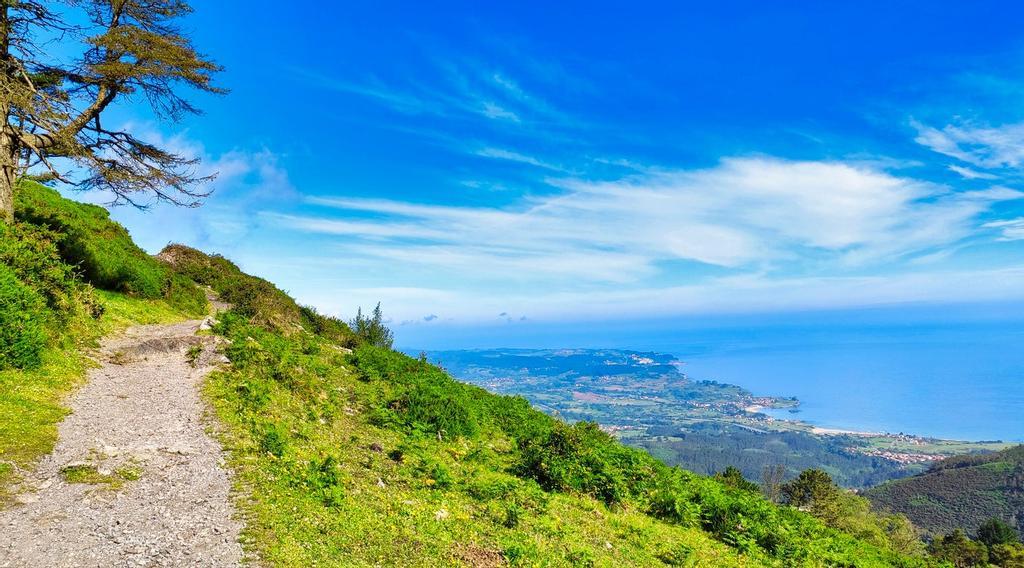 El sendero hacia al pico El Pienzu es uno de los más bonitos de Asturias por poder ir viendo el mar y la montaña de una