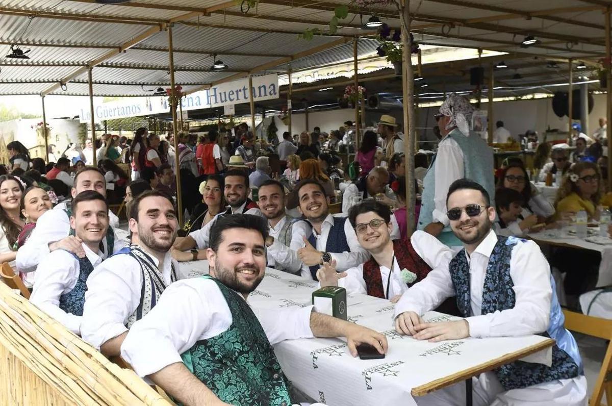 Unos amigos en torno a una mesa de las barracas del Malecón.