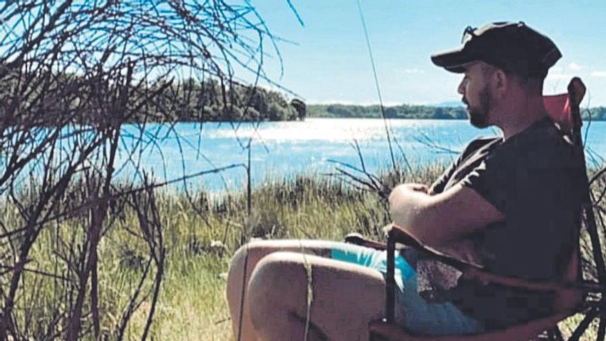 Un vecino pesca en el embalse de Valparaíso.