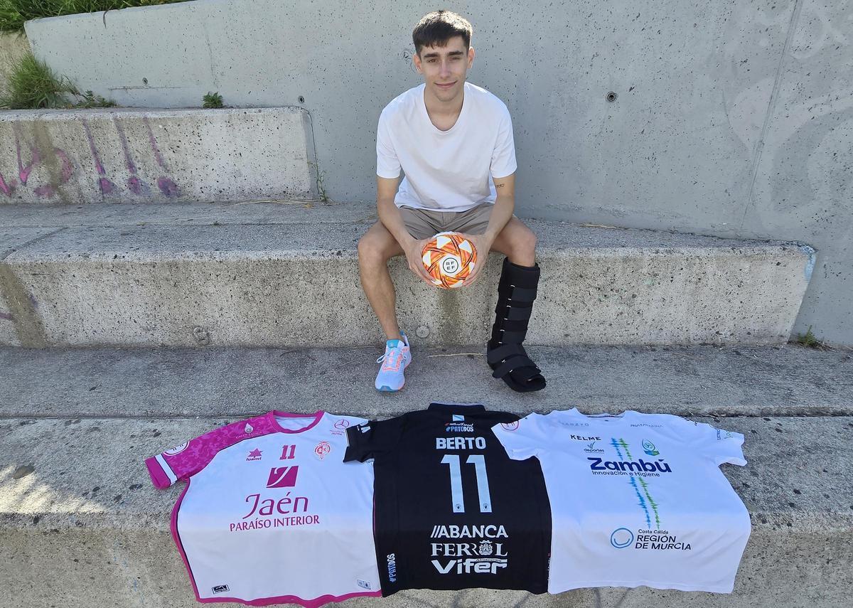 Berto Hernández, con las camisetas de Jaén, O Parrulo de Ferrol y Pinatar de Murcia
