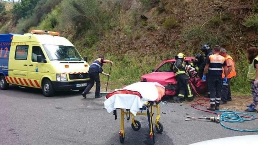 Emergencias de O Carballiño, excarcelando al conductor antes de su traslado al hospital. // FdV