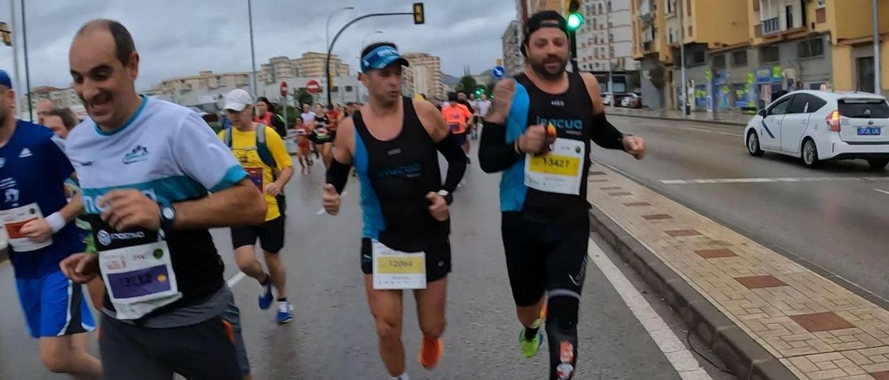 El paratriatleta malagueño, junto a su entrenador, durante la Media Maratón del pasado domingo. | LA OPINIÓN.