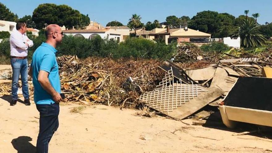 Vecinos de Los Balcones urgen limpiar un solar repleto de basura y podas