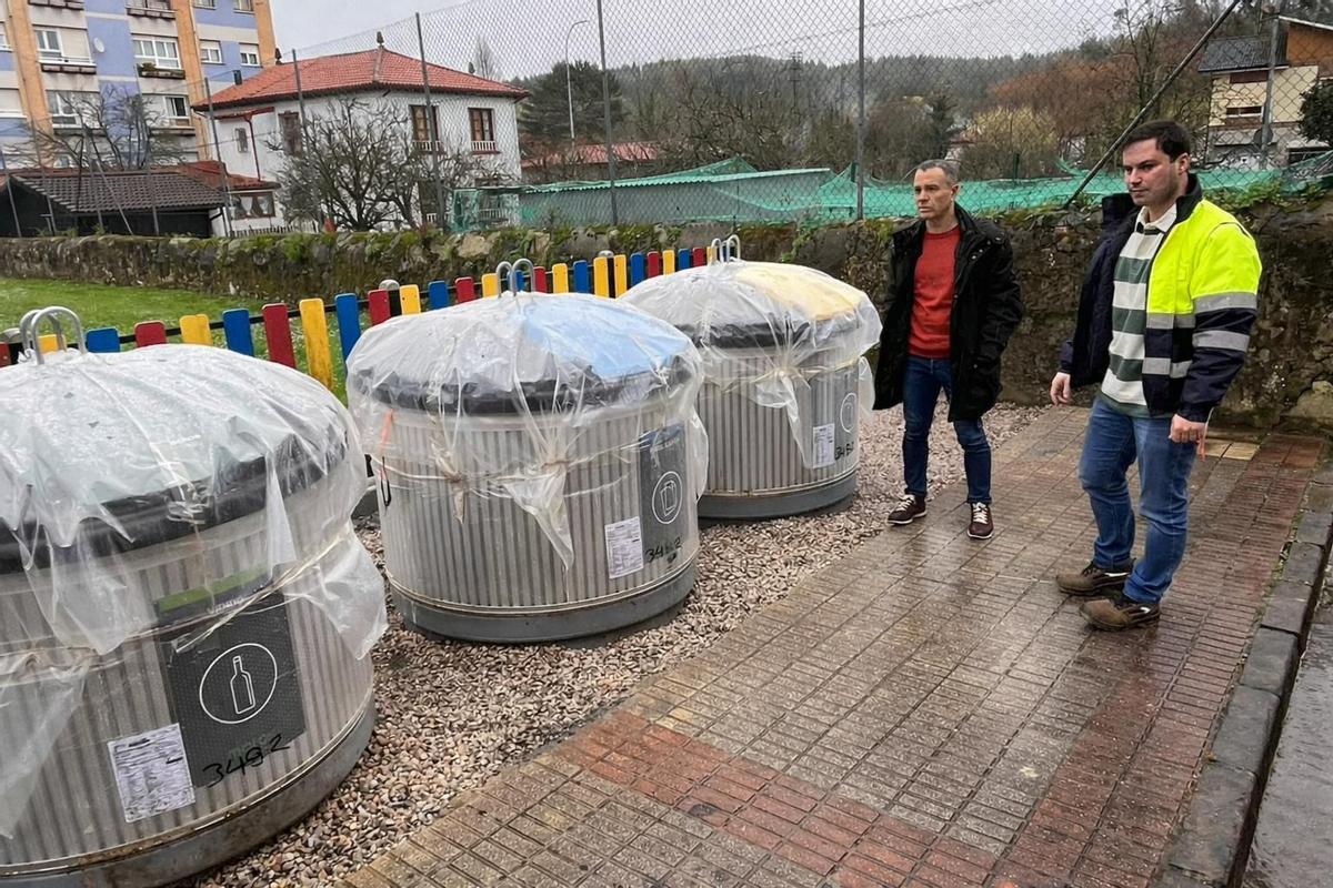 Un momento de la visita del Alcalde y el concejal de Obras a la zona donde se ha instalado la nueva isla de contenedores soterrados de Cancienes.