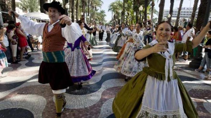 Los grupos de baile animaron ayer el ambiente en la Explanada de España.