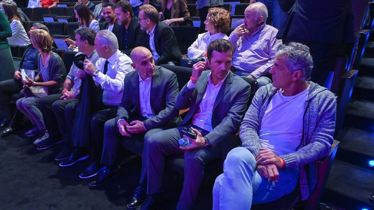 Albert Ferrer, Guillermo Amor y Miquel Àngel Nadal conversan en el reencuentro de los 30 años de Wembley que organizó 'Amics de Johan'.