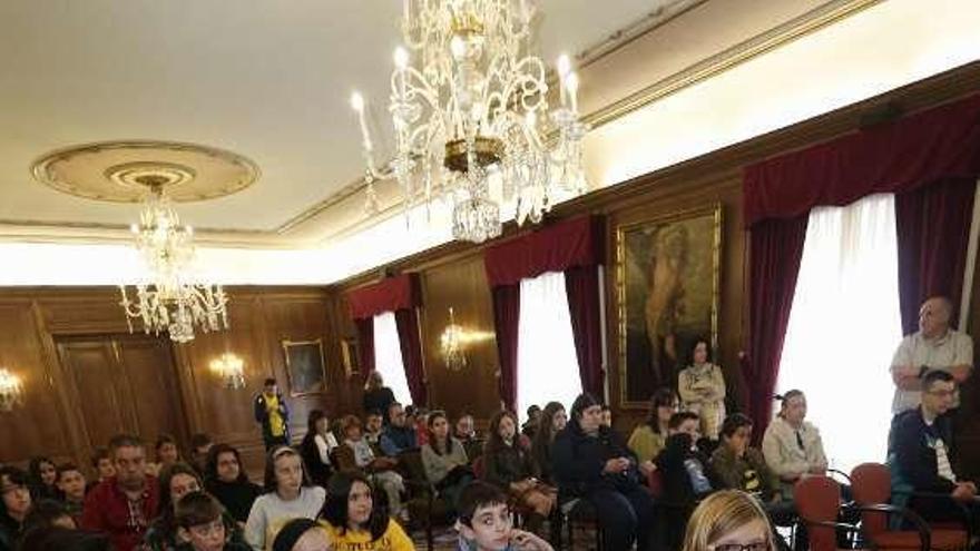 En primer término, Noa Barbosa, Luis Pérez y Olaya Álvarez, ayer, durante la recepción de los cooperativistas en el Ayuntamiento.